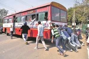 मुरादाबाद : चल यार धक्का मार, आखिर बस सरकारी है