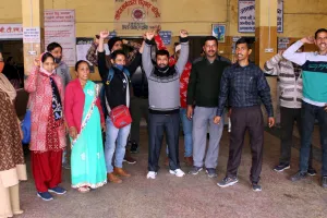 हल्द्वानी: मानदेय के लिए रोडवेज कर्मियों का कार्य बहिष्कार जारी