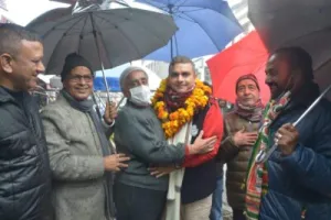 हल्द्वानी: बारिश के बीच लोगों के बीच जनसंपर्क के लिए पहुंचे सुमित