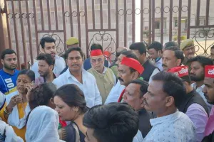 लखनऊ: EVM के रखरखाव को लेकर सपाइयों ने रमाबाई अंबेडकर मैदान में किया हंगामा, डीएम ने बताया अफवाह