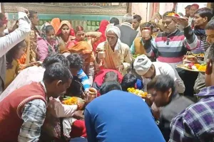 बाराबंकी: कोटवा धाम में मत्था टेककर लौटे श्रद्धालुओं ने लोधेश्वर महादेव का किया जलाभिषेक