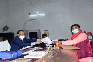 बहराइच: नामांकन का दौर जारी, नानपारा से दो और पयागपुर से एक प्रत्याशी ने भरा पर्चा