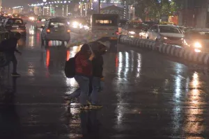 लखनऊ: बेमौसम बारिश से पानी-पानी हुई राजधानी, यहां पड़े जमकर ओले…