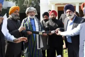 पीएम मोदी से मिलने उनके घर पर पहुंचे अफगानिस्तान से आए हिंदू-सिख, पहनाया अफगानी साफा