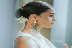 Alia Bhatt Photos:  सफेद साड़ी पहने और बालों में गुलाब लगाए जलवा बिखेर रहीं आलिया, दीवाने हुए फैंस