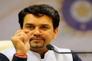 लखनऊ: वसंत पंचमी पर अनुराग ठाकुर ने उड़ाई पतंग, कहा- 300 से ज्यादा सीटें जीतेगी बीजेपी