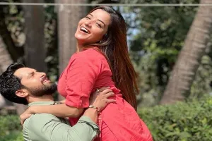 Monalisa Photos: पति विक्रांत के साथ रोमांटिक मूड में नजर आईं भोजपुरी एक्ट्रेस, देखें तस्वीरें