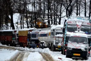 जम्मू-श्रीनगर राजमार्ग पर यातायात बहाल, 30 घंटे से ज्यादा बाधित रहा राजमार्ग