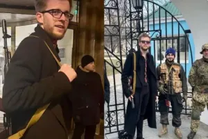 Ukraine Russia War: यूक्रेन सांसद ने उठाए हथियार, जंग लड़ने को तैयार…