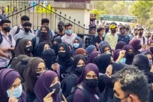 हिजाब विवाद: तीन दिन की छुट्टी के कारण शैक्षणिक संस्थानों में शांति