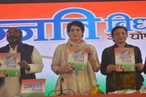 UP Congress Manifesto: प्रियंका गांधी ने घोषणा पत्र जारी कर जनता से किया वादा, कहा- 10 दिन के अंदर किसानों का पूरा कर्ज किया जाएगा माफ