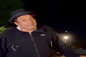 चांद के नीचे खड़े होकर बॉलीवुड के हीमैन धर्मेंद्र ने गाया रोमांटिक गाना, देखें वीडियो