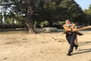 बरेली: स्कूलों के निरीक्षण के समय ‘एक स्कूल एक खेल’ को बढ़ावा देने के लिए DIOS ने जड़े चौके-छक्के