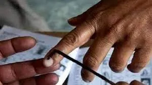 बरेली: परिवारों को वितरित करायी जा रहीं मतदाता निर्देशिका