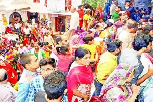 मथुरा में चढ़ा होली का रंग, द्वारकाधीश मंदिर में जमकर नाचे भक्त