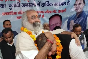 हल्द्वानी: आध्यात्मिक गुरु आचार्य प्रमोद कृष्णन ने सुमित से कहा “विजयी भव:”