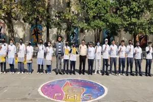 मुरादाबाद : छात्रों ने रंगोली बनाकर दिया मतदान करने का संदेश