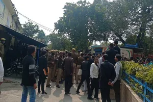 मुरादाबाद : केस डायरी से कागज गायब होने पर भड़के वकील, पुलिस को दौड़ाया