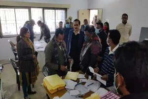 अमरोहा :  पोस्टल बैलेट मतदान का डीएम ने किया निरीक्षण, दिए निर्देश