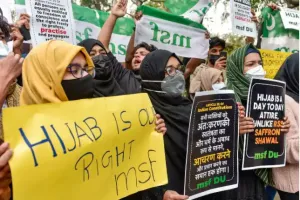 Hijab Controversy: राजस्व मंत्री आर. अशोक बोले- हिजाब विवाद के पीछे कांग्रेस, छात्रों के लिए स्कूलों में ड्रेस कोड अनिवार्य