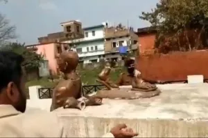 चंपारण सत्याग्रह स्थल के पास गांधी जी की प्रतिमा को क्षतिग्रस्त किया गया
