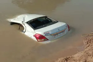 गाजियाबाद: रेलिंग तोड़कर नहर में गिरी अनियंत्रित कार, हादसे में तीन की मौत