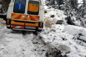 टनकपुर: भारी बर्फबारी के बीच फंसी गर्भवती, च‍ंपावत पुलिस बनी देवदूत