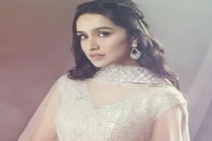 Shraddha photos: सफेद लहंगे में कहर ढाह रही श्रद्धा कपूर, देखें तस्वीरें