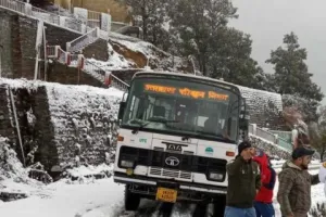 उत्तराखंड: भारी बर्फबारी में रोडवेज की बसें फंसी, कई हुईं रद