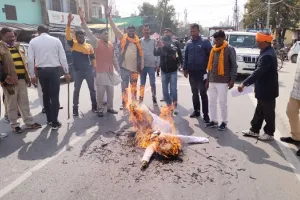 रामपुर: बजरंग दल कार्यकर्ता की हत्या पर हिन्दू संगठनों ने जताया रोष, हत्यारोपियों का  पुतला फूंका