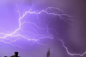 आकाशीय बिजली ने बनाया नया विश्व रिकॉर्ड, लगभग 769 किलोमीटर दूरी तक एक साथ चमकी