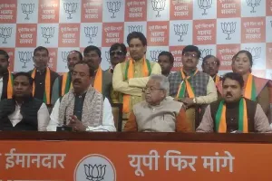 यूपी चुनाव 2022 : सपा को लगा बड़ा झटका, पूर्व सांसद समेत कई नेताओं ने ली भाजपा की सदस्यता