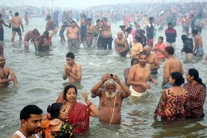 बस्ती में मौनी अमावस्या पर हजारों ने लगाई आस्था की डुबकी