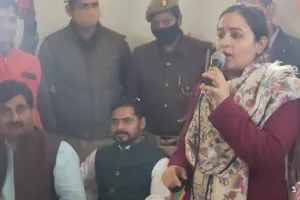 यूपी चुनाव 2022: अपर्णा यादव ने अदिति सिंह के पक्ष में किया डोर टू डोर जनसंपर्क