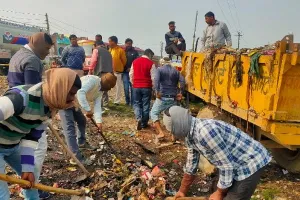 गोरखपुर के कौड़ीराम कस्बे में पंचायत राज विभाग ने चलाया कूड़ा उठाने का अभियान