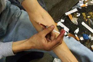 एक ही इंजेक्शन से नशा लेने वालों में बढ़ता है एड्स का खतरा