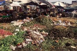 बुलंदशहर: खुर्जा मंडी में फैली गंदगी से परेशान सब्जी व्यापारी