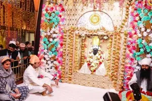 Sant Ravidas Jayanti: वाराणसी पहुंचे प्रियंका और राहुल गांधी, संत रविदास के दरबार में टेका मत्था