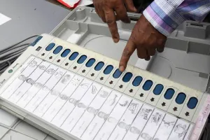 UP Election: राजधानी लखनऊ में कई जगह EVM खराब होने से बढ़ी दिक्‍कतें, विपक्ष हमलावर