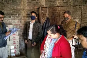 रायबरेली: सलोन में देशी शराब की दुकानों पर सीओ व आबकारी निरीक्षक ने मारा छापा