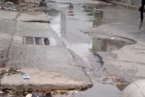 हल्द्वानी: नाला चोक होने से सड़क पर बह रहा गंदा पानी, जिम्मेदार बेसुध