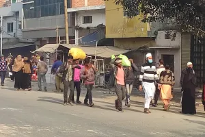 बरेली: वाहन गए चुनाव ड्यूटी में, यात्री पैदल ही यात्रा करने को मजबूर