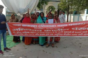 बहराइच: सीबीआई जांच की मांग को लेकर कलेक्ट्रेट में अनशन पर बैठे ग्रामीण