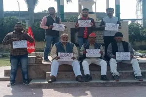 अयोध्या: कम्युनिस्ट पार्टी के प्रत्याशी ने नफरती बयानों के विरोध में रखा मौन व्रत, आयोग पर उठाई उंगली