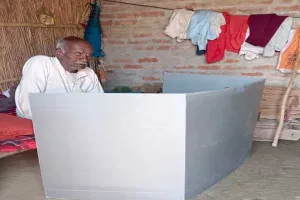 बहराइच: पुलिस और सेक्टर मजिस्ट्रेट ने घर-घर जाकर डलवाया वोट