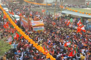 अयोध्या: योगी के रोड शो में हुई फूलों की बारिश, भगवा रंग से रंगी नजर आई राम की नगरी