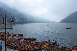 नैनीताल: पहाड़ों में बारिश और ओले, मैदान में छाए बादल