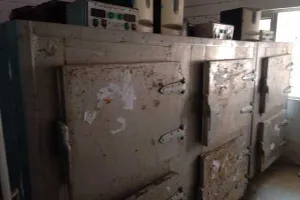 हरदोई: आधुनिक पोस्टमार्टम हाउस का हाल बेहाल, सालों से बेजान पड़े कीमती डीप फ्रीजर