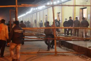 बरेली: ईवीएम जमा करने को सुबह तक लगा रहा मजमा