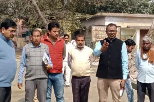 शाहजहांपुर: नगर आयुक्त ने किया निर्माणाधीन सीसी रोड का औचक निरीक्षण